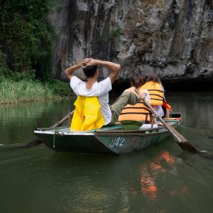 In Ninh Binh wird mit den Beinen gerudert