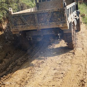 Lastwagen bleibt im Schlamm stecken