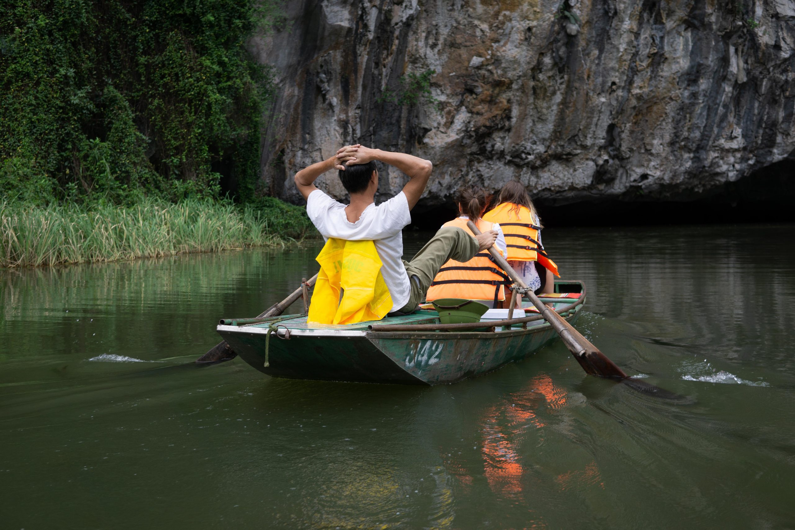 In Ninh Binh wird mit den Beinen gerudert